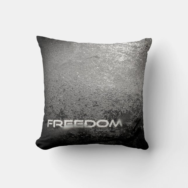 Coussin Liberté sur pierre gris foncé ou imitation béton (Recto)