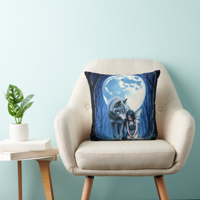 Coussin Lien sous la lune – Le loup et la fée gothique.   (Chaise)