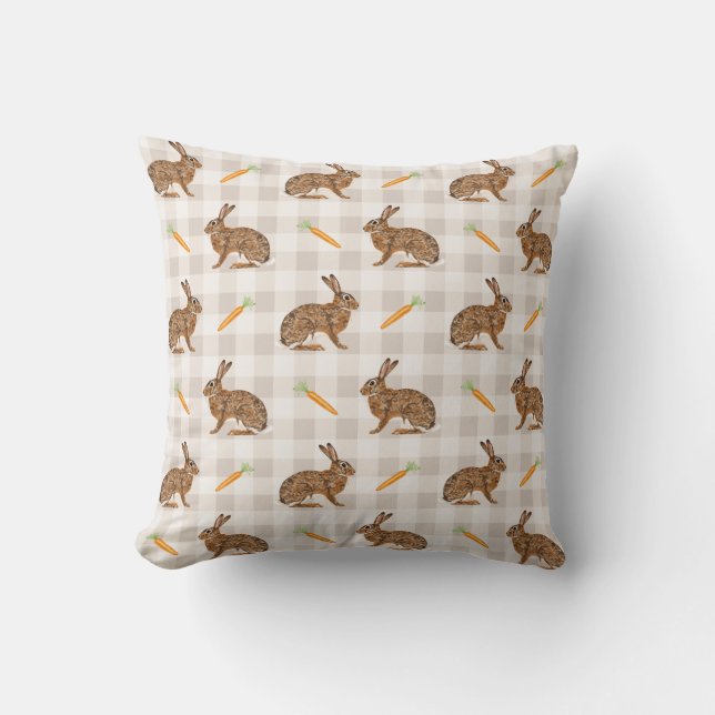 Coussin Lièvre rustique et carotte sur gingham beige de pr (Recto)