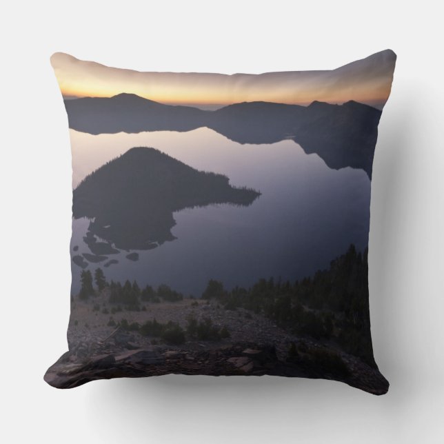 Coussin L'île Wizard à l'aube, parc national Crater Lake (Recto)