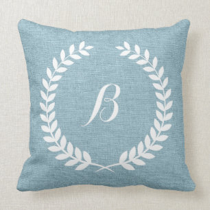 Coussin Linge Bleu Clair Monographié Et Guirlande Blanche