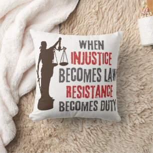 Coussin L'injustice devient une citation de résistance