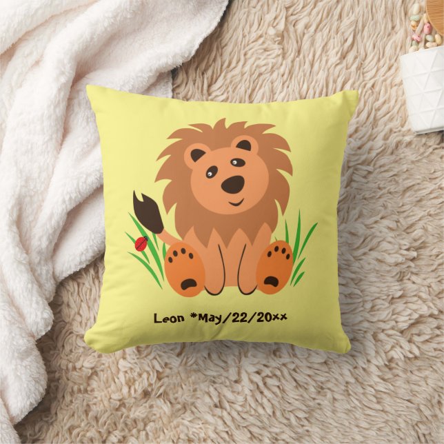 Coussin Lion mignon dans l'herbe avec coccinelle (Couverture)