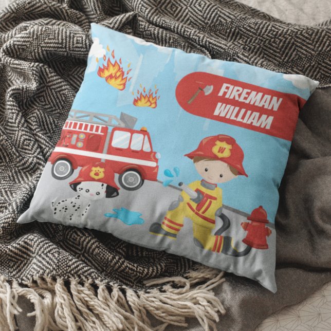 Coussin Little Boy's Cartoon Fireman with First Name (Créateur téléchargé)