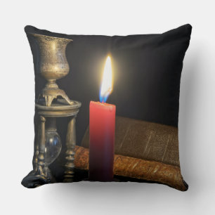 Coussin Livres anciens et sablier sur fond sombre
