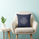 Coussin Logo d'entreprise de marque bleue Navy<br><div class="desc">Augmentez votre image d'entreprise avec ce produit promotionnel élégant et personnalisé, conçu pour les entreprises à la recherche d'une esthétique moderne et minimaliste. Le design remarquable de Navy Blue est un gage de professionnalisme, ce qui le rend parfait pour les campagnes de marketing d'entreprise, l'image de marque des petites entreprises...</div>