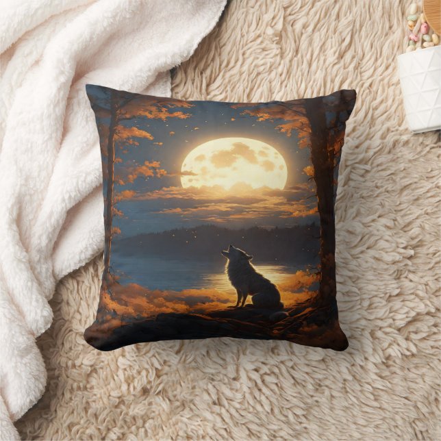 Coussin Loup hurlant sous la Pleine lune brillante à Dusk (Couverture)
