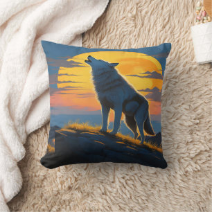 Coussin Loup hurlant sous un coucher de soleil sur les mon