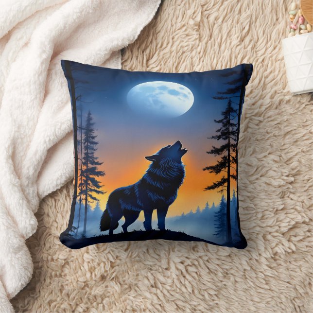 Coussin Loup hurlant sous un coucher de soleil sur les mon (Couverture)