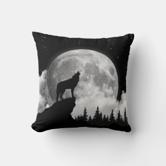 Coussin Loup noir et blanc hurlant sur la lune