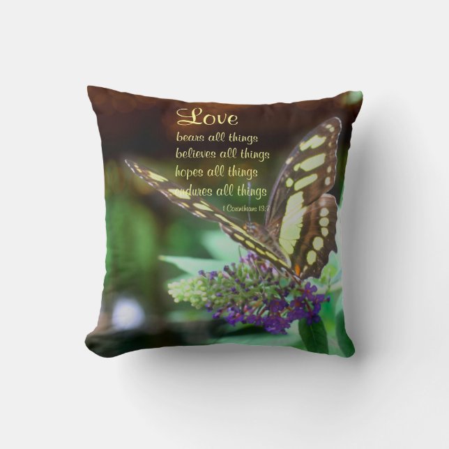Coussin Love Corinthians 13:7 Citation Bible Papillon (Recto)