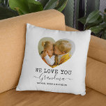 Coussin Love You Grandma Heart Photo<br><div class="desc">Petite-mère personnalisée lance l'oreiller avec 2 photos de famille en forme de coeur mignon,  les mots "nous t'aimons grand-mère",  et les noms des petits-enfants. Peut être changé en n'importe quelle relation !</div>
