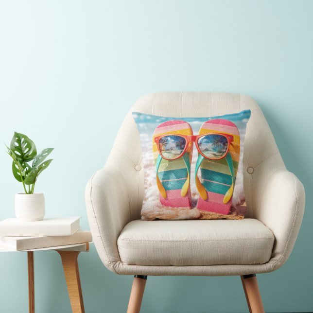 Coussin Lunettes de soleil sur tongs dans le sable de la p (Chaise)