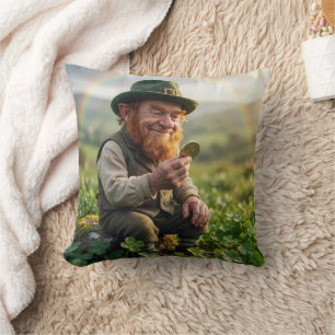 Coussin Lutin de la Saint-Patrick admirant une pièce d'or