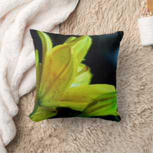 Coussin Lys jaunes avec effet éolien par Shirley Taylor
