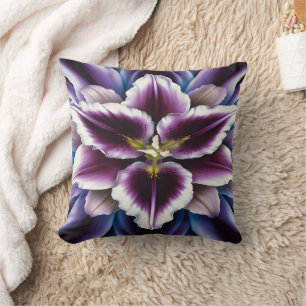 Coussin Lys violet vibrant sur Arrière - plan foncé