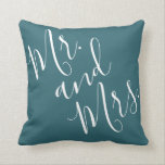 Coussin M. et Mme Calligraphy Peacock Blue (Turquoise, Aqu<br><div class="desc">Ce beau coussin est parfait pour vos mariages favoris, des jeunes mariés aux couples célébrant de nombreuses décennies heureuses ! L'expression "M. et Mme" est en calligraphie moderne élégante et manuscrite, en blanc sur un arrière - plan de bleu paon (turquoise foncé ou profond aqua). Le design est des deux...</div>