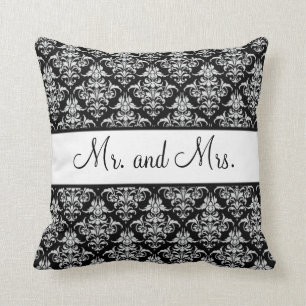 Coussin M. et Mme Newlywed Pillow - noir et blanc