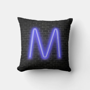 Coussin M initial en enseigne au néon sur brique
