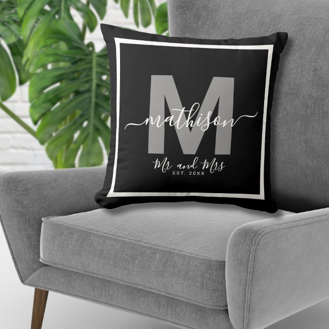 Coussin M. Mme Nom Black Initiales de jeunes mariés (Mr Mrs Name Black Newlywed Monogram Throw Pillow)