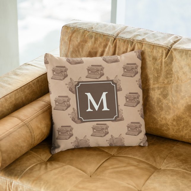 Coussin Machine à écrire Brown Monogramme personnalisée (Créateur téléchargé)