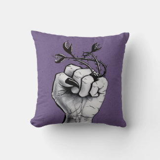 Coussin Main Cuisine Avec Clous Noirs Et Bague Monstre