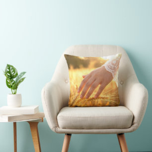 Coussin Main de femme touchant des barbes de blé