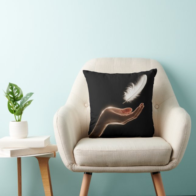 Coussin Main libérant une plume blanche (Chaise)