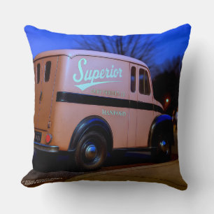 COUSSIN MAINTENANT À DUSK. CAMION DE LIVRAISON LAITIÈRE SU