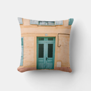 COUSSIN MAISON AVEC FENÊTRE OUVERTE ET PORTE FERMÉE