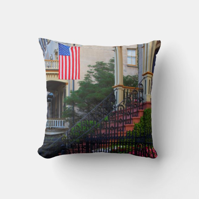 Coussin Maison dans le quartier historique au printemps (Recto)