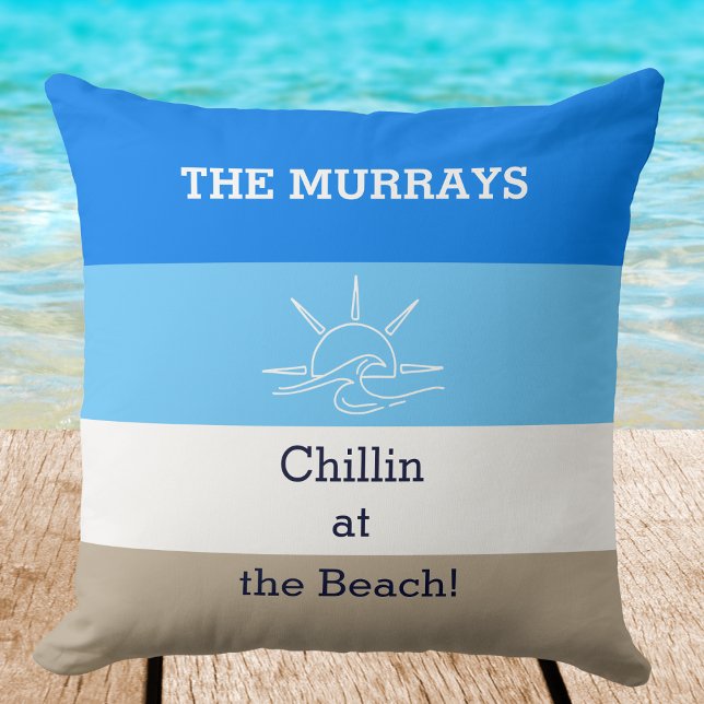 Coussin Maison de plage avec bandes bronzées bleues Nom de (Créateur téléchargé)