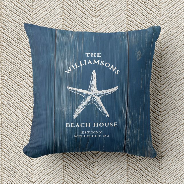 Coussin Maison de plage de Starfish Côte Bleue Personnalis (A blue pillow with a white starfish and text reading "The Williamsons Beach House" rests on beige)