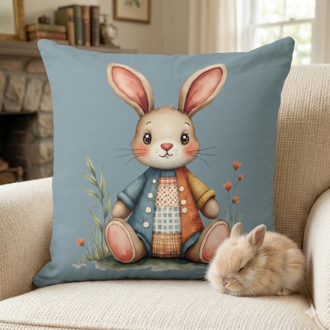Coussin Maisonnette fantaisiste en patchwork de lapin, amb (Whimsical Patchwork Bunny Cottagecore Woodland Throw Pillow Mockup A)