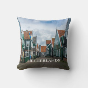 Coussin Maisons traditionnelles en bois dans le village de