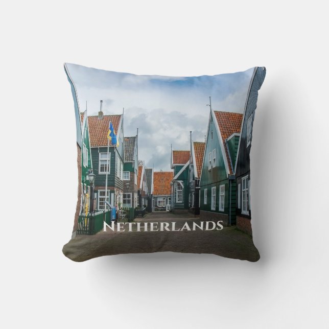 Coussin Maisons traditionnelles en bois dans le village de (Recto)