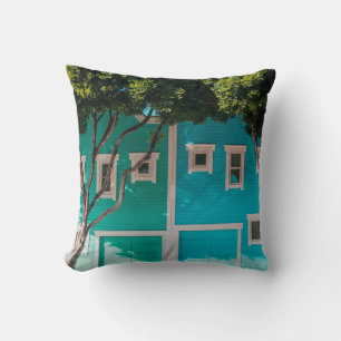 Coussin Maisons vertes et bleues à côté des arbres sur le
