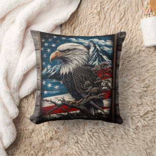Coussin Majestic Eagle contre l'Arrière - plan du drapeau