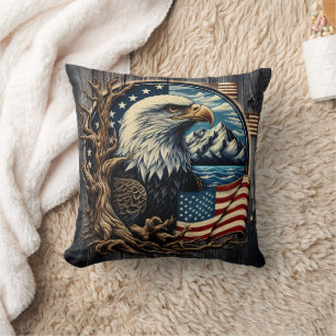 Coussin Majestic Eagle surplombant le lac de la montagne