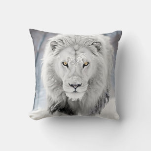 Coussin Majestueux Lion Blanc dans un Décor de Paysage Hiv