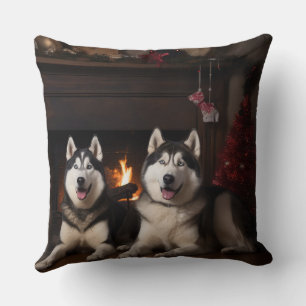 Coussin Malamute en Alaska près de la cheminée Noël