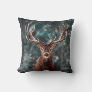 Coussin mâle noble de cerf dans la forêt de neige hivernal
