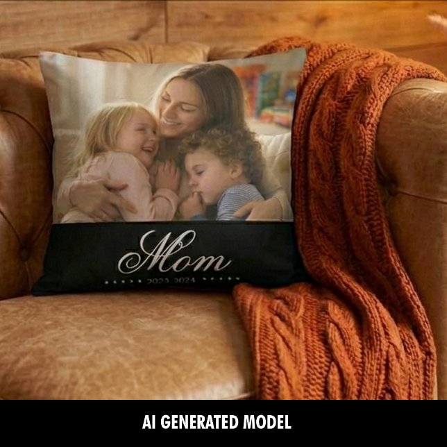 Coussin Maman a établi un script élégant blanc Photo (Mom Established White Elegant Script Photo Throw Pillow)