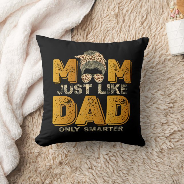 Coussin Maman drôle tout comme papa mais en plus intellige (Couverture)
