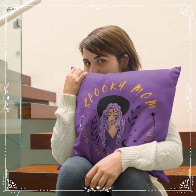 Coussin Maman éffrayante ne manque pas avec elle (Spooky Mom: Don't Mess with Her Cover from The Beekeeper Store)