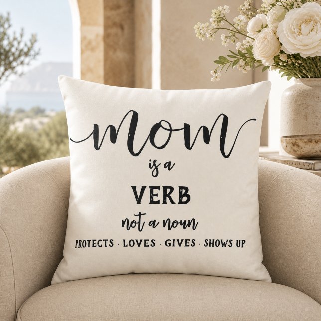 Coussin Maman en écriture noire est un verbe Citation sur  (Créateur téléchargé)