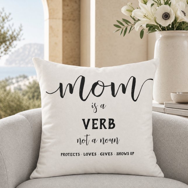 Coussin Maman en écriture noire est un verbe Citation sur  (Créateur téléchargé)