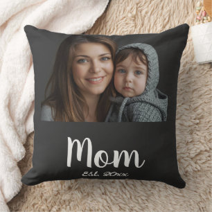 Coussin Maman Est. avec année Black Modern Script et photo
