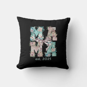 Coussin Maman Est. Typographie florale Boho 2025