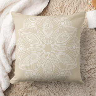 Coussin Mandala blanc exotique sur Arrière - plan beige